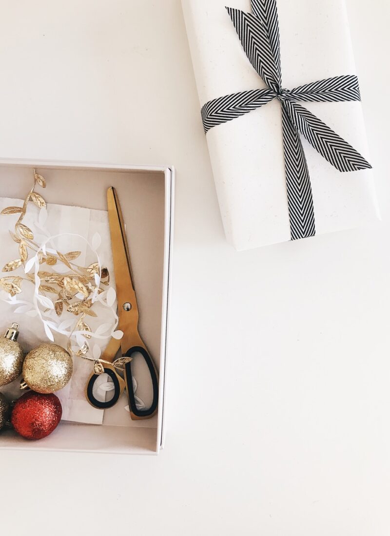 Minimalist Christmas Decor: 19 Extraordinary Ideas (To Copy This Year!)