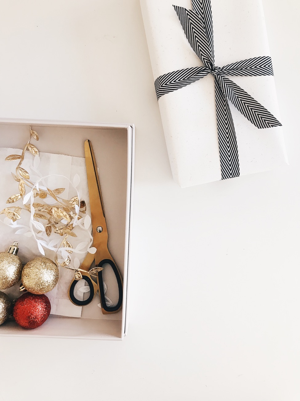 minimalist christmas decor