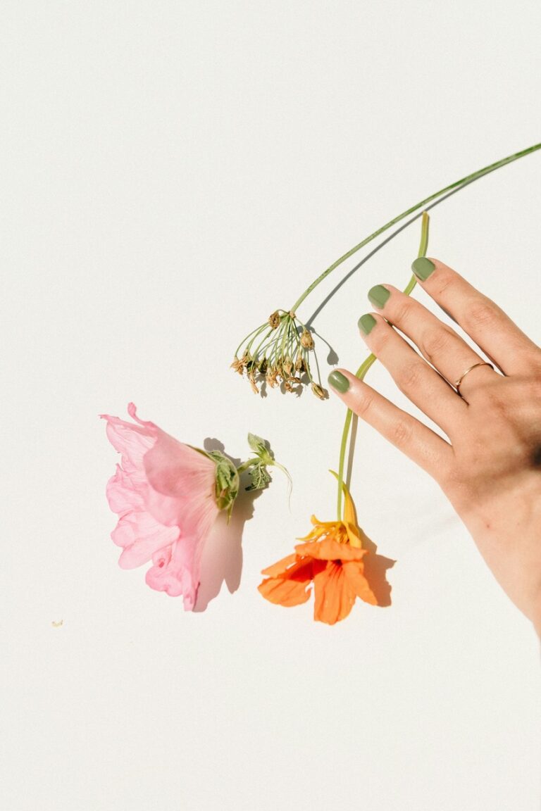 minimalist summer nails