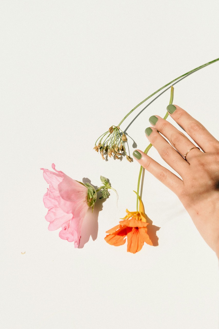 minimalist summer nails