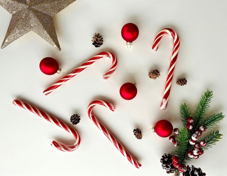 Minimalist Christmas Table Decor Ideas