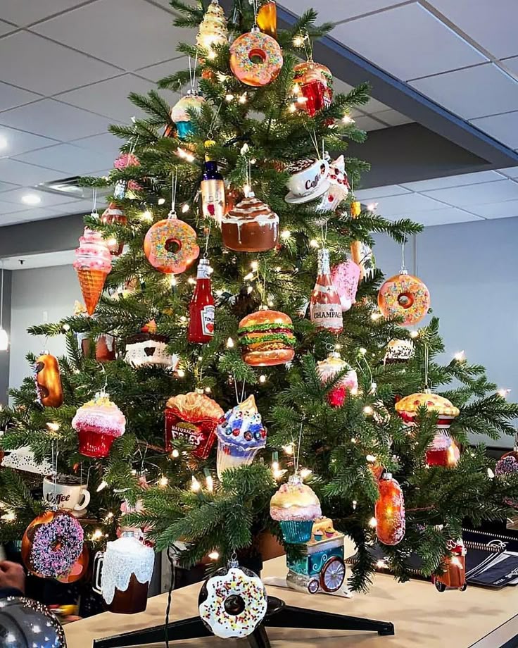 mini christmas tree themes